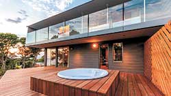 【ナミテラス芸西】木造の離れ棟“Deauville”（ドーヴィル）は、屋外ジャグジーが付いた2階建て