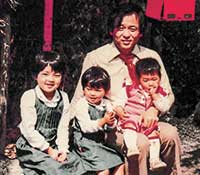 幼少期。工房にて。父、姉2人と。一番右が本人