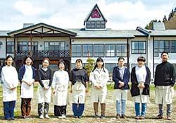 工場でモノづくりに励むカシミヤ職人。2024年春、岩手県北上市下江釣子から同市の旧黒岩小学校へ工場を移転