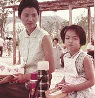 5歳の時。大阪EXPO'70にて。母と