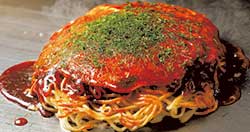 「お好み焼みっちゃん総本店」のお好み焼。広島のソウルフード