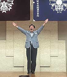 応援団長として多くの場でエールを送る。写真は高校の同窓会長としてのエール