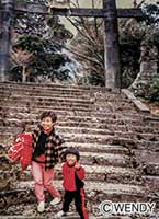 幼少期に母と。福岡県にある英彦山にて