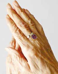 102歳（2022年当時）の女性のハンドモデル