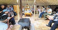 2024年8月の調査風景。モンゴル国アルハンガイ県内の遊牧民宅に泊まり込み、経営方針の転換について聞く