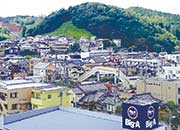 マンションからの眺め。遠くに狭山丘陵が広がる