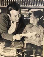 幼少の頃、父・梅宮辰夫と
