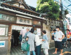 東京都北区「滝野川稲荷湯」にて、プロジェクトお披露目会の日の朝湯に並ぶご近所さん photo:Yuka Ikenoya(YUKAI)