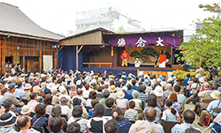 公演の会場風景