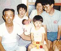 2歳ごろ。秋田市の祖父宅にて。大好きだった車のおもちゃに乗る