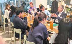 企業経営者との座談会が定期的に開催されている