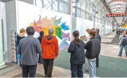 商店街の再開発ビルの工事仮囲いを利用したアートイベント