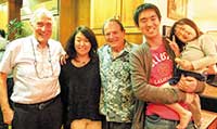 共同研究者と（左からGijs J. Kuenen、本人、Kenneth H. Nealson、Shunichi Ishii (夫)、娘）