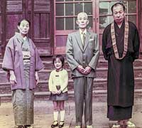 5歳の頃。信州長野のお寺にて、祖父母と