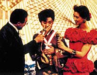 1988年、『戻り川』で「第21回日本有線大賞」と「第21回全日本有線放送大賞」の最優秀新人賞をダブル受賞