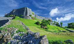 世界遺産でもある、阿麻和利が居城した城と伝えられる勝連城跡は、沖縄の城の中で最も古く、築城は12世紀頃といわれる