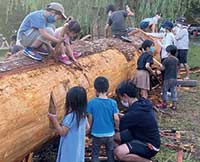 丸木舟の制作に参加する子どもたち