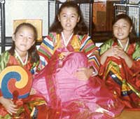 中学生の頃、韓国へのホームステイ。中央が本人