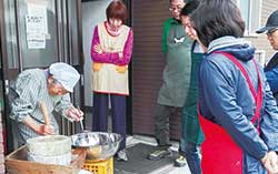 いなか博での豆腐づくり体験。90歳のおばあちゃんが石臼で大豆の挽き方を教えてくれた