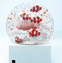 プラスチックゴミによる海洋汚染問題をアートで表現した展示『“名画になった”海 展』のスノーグローブ（展示用）