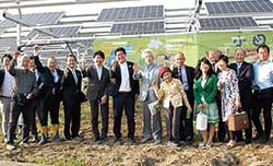 2018年4月、小泉純一郎元首相がソーラーシェアリングを視察。取り組みを応援してくれている