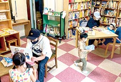 本会が運営する「北海道学校図書館づくりサポートセンター」には、最新の学校図書館用見本図書が並ぶ