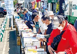 毎月最終土曜は江別市大麻銀座商店街で「ブックストリート」を開催し、古書バザーを運営しながら地域交流を促進している