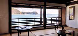「船宿カフェ若長」。江戸時代、大洲藩・宇和島藩指定の船宿だった建造物を改装。2階の窓の外に広がる風景が素晴らしい