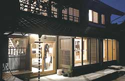 【岡山県新庄村】医者が住んでいた築100年の古民家を再生した宿「須貝邸」