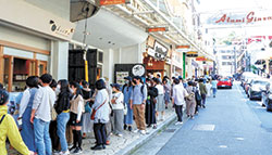 熱海銀座は、行列のできる店舗が増え、人で溢れている