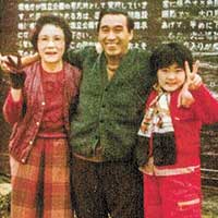 7歳のころ。父、母と、阿蘇山（熊本県）にて