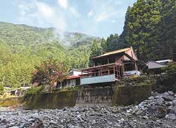 空き家を改修した「木和田テラス」。小橡川が目の前に広がる