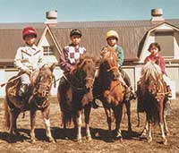 草競馬の騎手に。右から2番目が本人