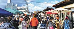 沼垂テラス商店街で4月〜11月に開催するイベント「朝市」の様子