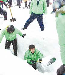 地面を出すまで、一心不乱にスコップで雪をかき出す