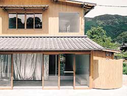 『HHH Studio』古民家改修の事例。野鳥川の河川敷に立つ古民家を開かれた空間に改修した