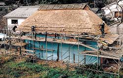 『サッチハウス』。江戸時代に「牢屋」として使われていた、小さい茅葺き屋根の武家屋敷を改修