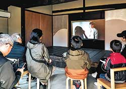 フィルムフェスト・アキヅキの様子。町中にある伝統建造物や使わなくなった建物の中で映画を上映する