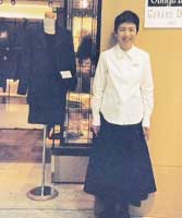 百貨店勤務時代。白いブラウスと黒のボトムが基本のスタイルでした