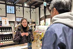 賀茂鶴一号蔵蔵元直営店を訪れる外国人観光客も増えている