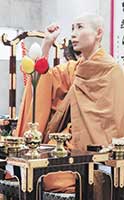 道心寺にて、ぬいぐるみ供養を行う