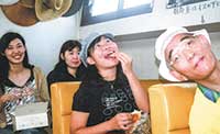 父、姉と。小学生の頃。三人姉妹の末っ子でのびのびと育つ
