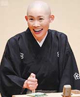 寄席の高座にもウィッグ無しで上がる。自作の仏教落語を演じることも