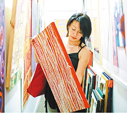 現地に足を運び、慎重にセレクトした作品を展示会に