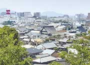 防府天満宮からの眺め。右上の白い大きな建物が当マンション