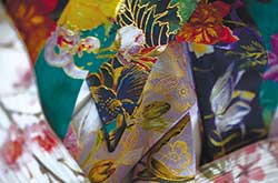 金彩が輝く細身のスカーフ