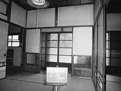 ①「がんばり坂の家」改修前の室内