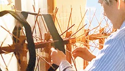 【糸繰り】綛（かせ・糸を束ねた状態）の絹糸を木枠に巻き取ります