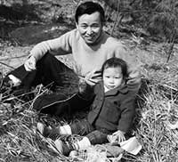 2歳のころ父と。大阪府豊中市郊外の丘陵にて