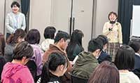 佐賀県武雄市で開催した、第1回大学説明会の様子。AI時代の創造力はどうやって培うかを解説中